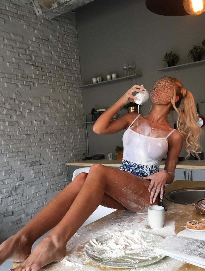 Софа привлекальеная девушка из Находки цена от 4000 руб